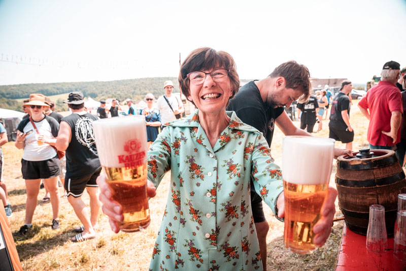 Lutzi mit Biergläsern in der Hand