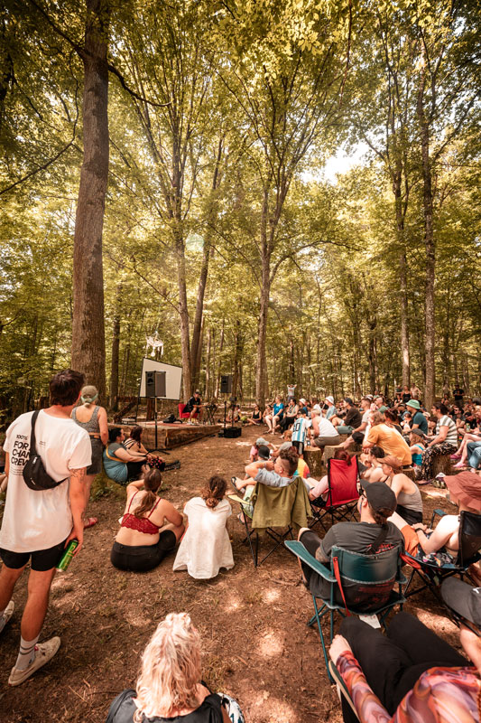 Besucher lauschen einem Vortrag auf der Waldbühne