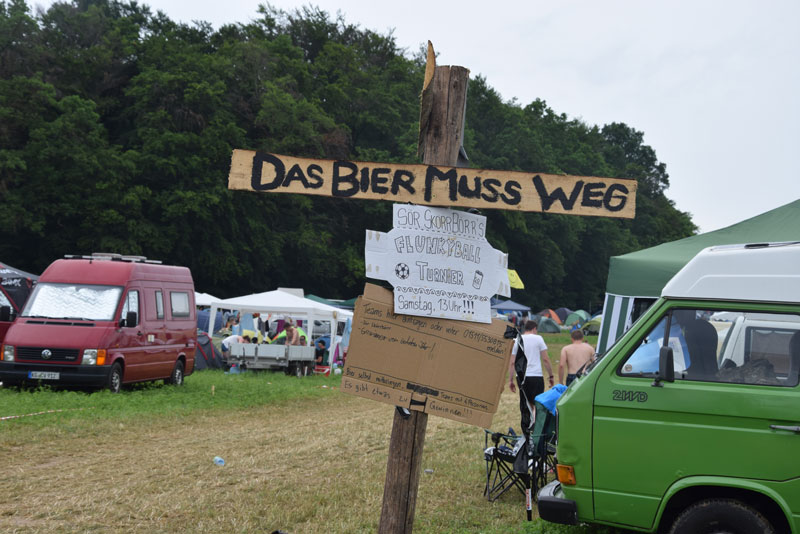 Schild mit der Aufschrift 'Das Bier muss weg' auf dem Campingplatz